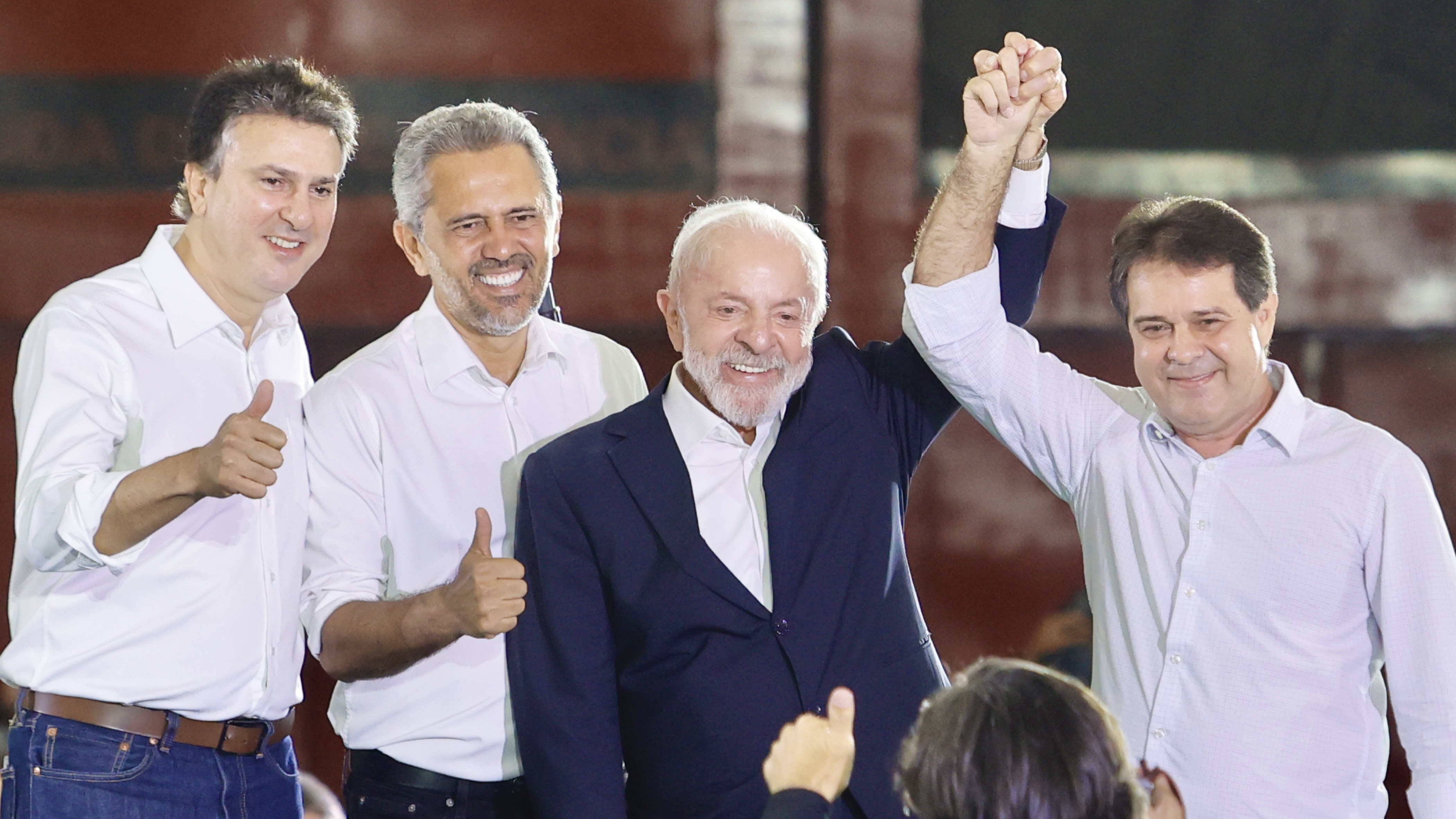 prefeito Evandro, presidente Lula, governador Elmano e ministro Camilo posam para a foto